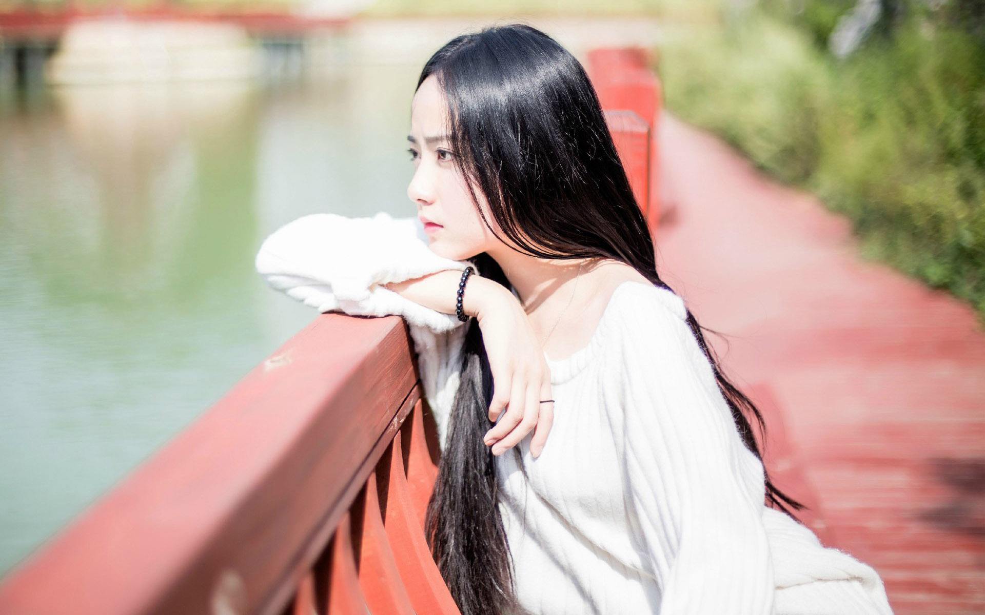 小伙从地摊上买了颗佛珠，从此桃花缠身财运滚滚