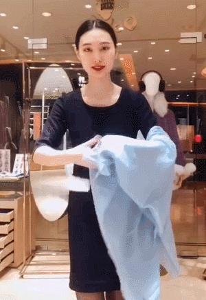 羊绒围巾这样戴简单又时尚,丝绸面料的围巾的系法