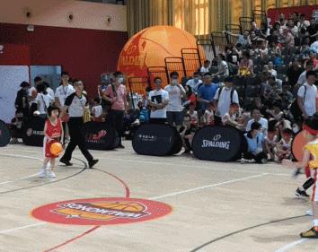 6岁女孩打篮球惊艳全场外网评论,6岁女孩篮球赛场上惊艳全场