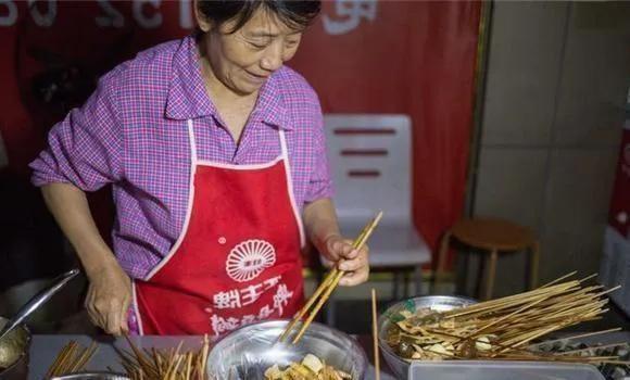 老奶奶摆摊一天2000零花钱原视频,老奶奶摆摊一天2000零花钱