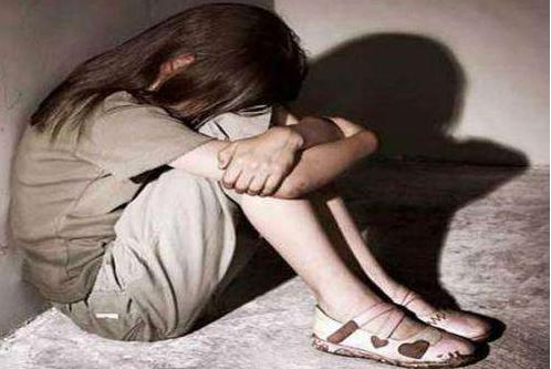 10岁女孩往*体下**塞东西，宝妈发现后慌忙送医，孩子：就觉得好玩