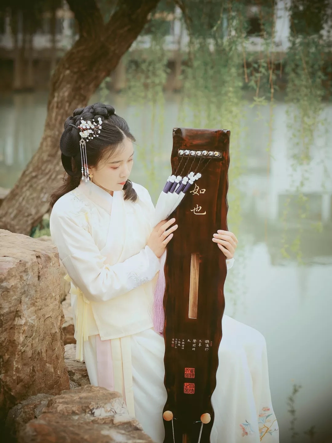 琴棋书画琴为首,雅乐凡尘洗浮华