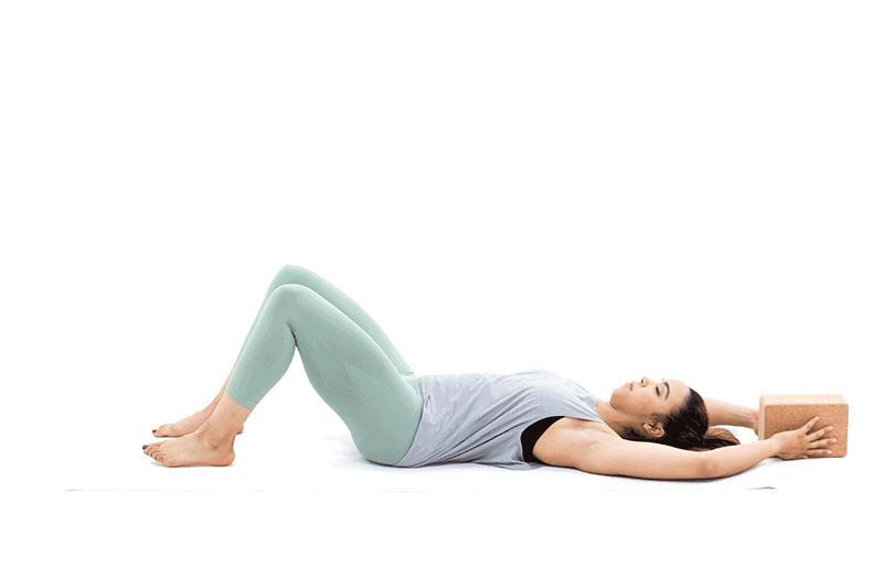 这10个动作用上瑜伽砖辅助，让你的核心更有力，练习更轻松