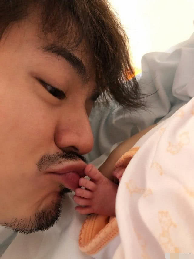 温馨杨怡晒罗仲谦举起女儿相片,杨怡老公罗仲谦电视剧