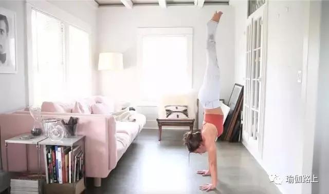 在家练习手倒立的5个步骤,90%的人都只会前四步