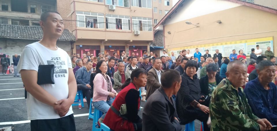 这板眼也太长了！南充嘉陵的西兴又创新了这个动作来做群众工作…