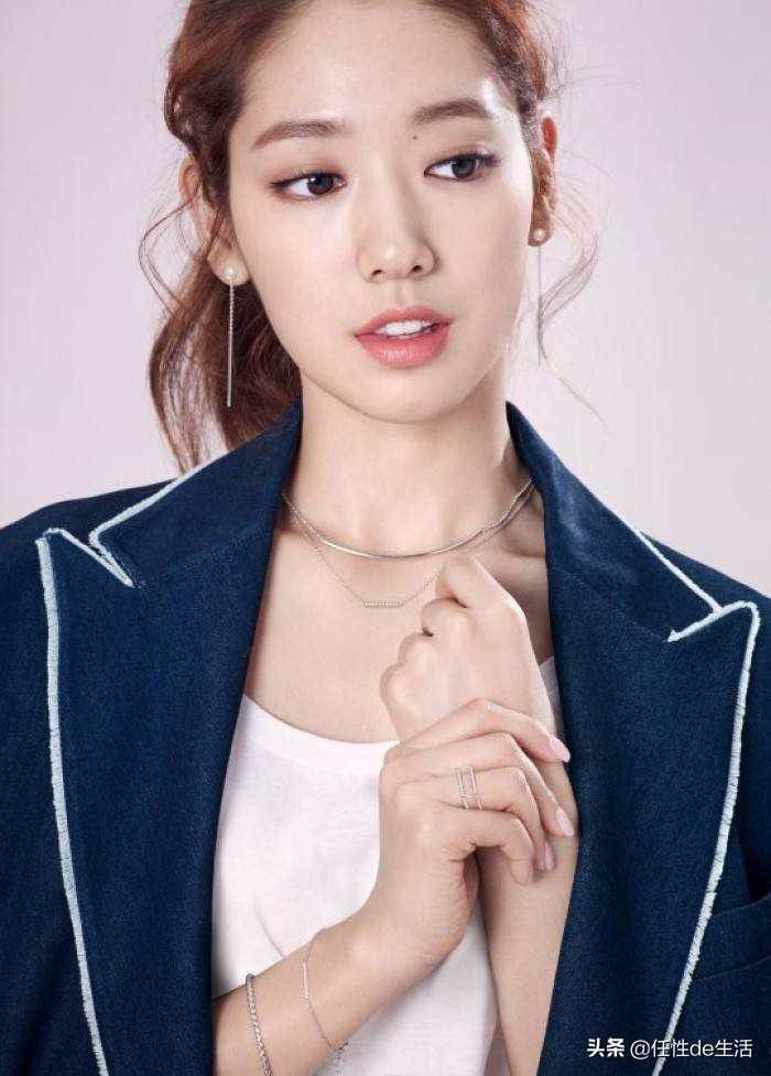 辛芷蕾穿金色亮片,辛芷蕾日常穿搭发型