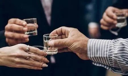 少量饮酒会使人兴奋吗,饮酒为什么会使人放松