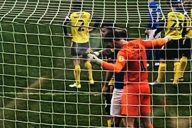 曼联守门员德赫亚被冲撞,曼联巴萨梅西被恶意犯规