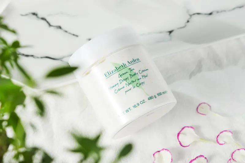 爆款频出的雅顿，原来身体乳也这么好用，抹完皮肤嫩滑自带体香