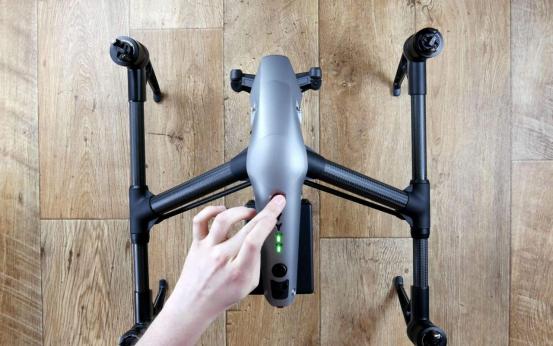 德国人抢购中国货,德国人疯狂排队买华为手机