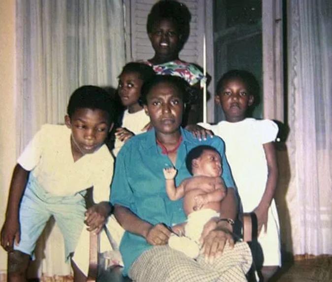 一名34岁男子跳水救人牺牲,游泳馆众人抢救溺水青年