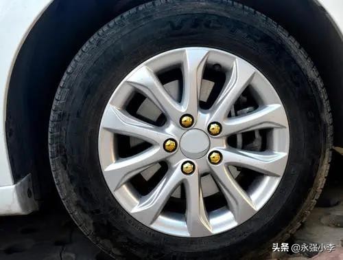 安装汽车轮胎螺丝应该如何操作,轮胎螺栓是怎么固定的