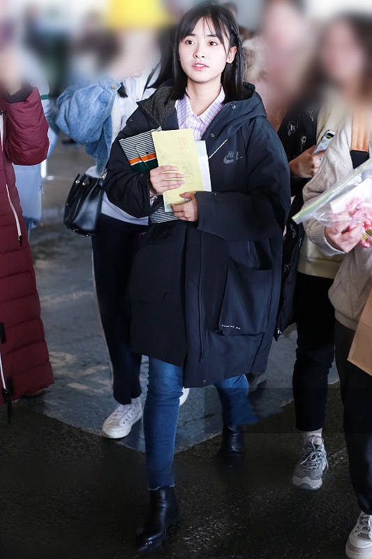 沈月推荐瘦腿原视频,沈月的时尚穿搭青春少女活力十足