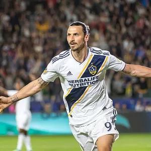 c罗12次战伊布取胜5次伊布仅赢1场,伊布能和c罗比吗