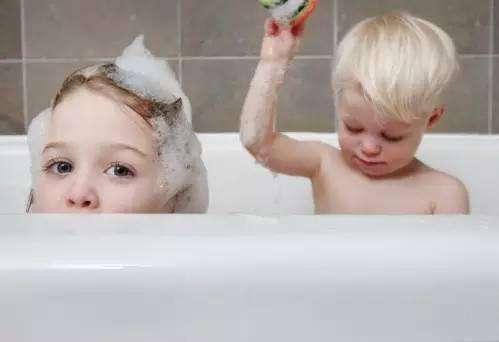 外国爸爸给婴儿洗澡,爸爸什么时候不能帮女儿洗澡