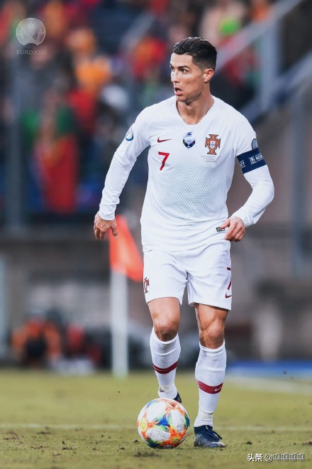 阿迪达斯最新款足球,第一个阿迪达斯