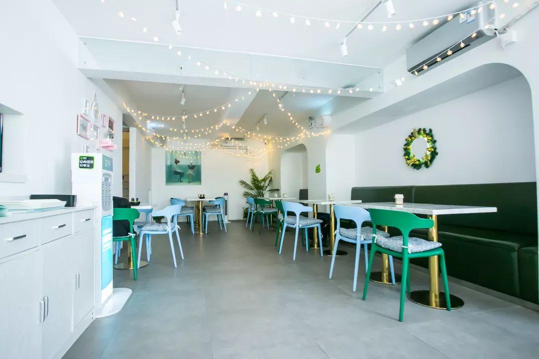 双色的双层小店，晚上有满天星星，呆足一天也不够