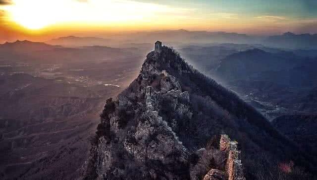 驴友攀爬中国最危险的长城,驴友爬箭扣野长城踩空坠崖