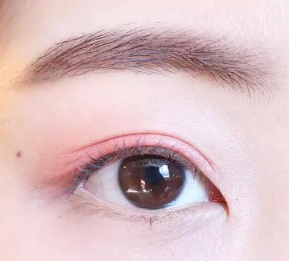 韩系妆容眼妆粉色,韩系桃花妆眼妆教程