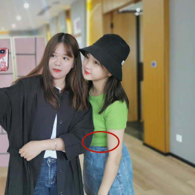 林妙可和外国人合影,林妙可游泳圈