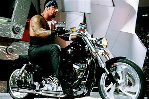 送葬者淘汰巨石强森和大秀哥,送葬者凯恩巨石强森大秀哥联手