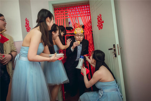 结婚时堵门问新郎啥问题,新郎来娶亲堵门问什么问题