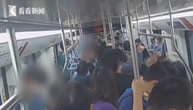 全武行打架现场,地铁上两男子上演全武行