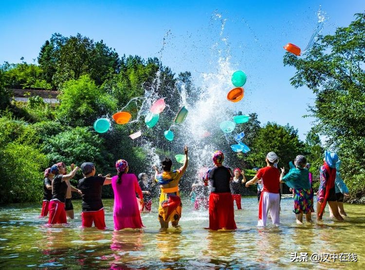 2020汉中水上表演,城固二里泼水