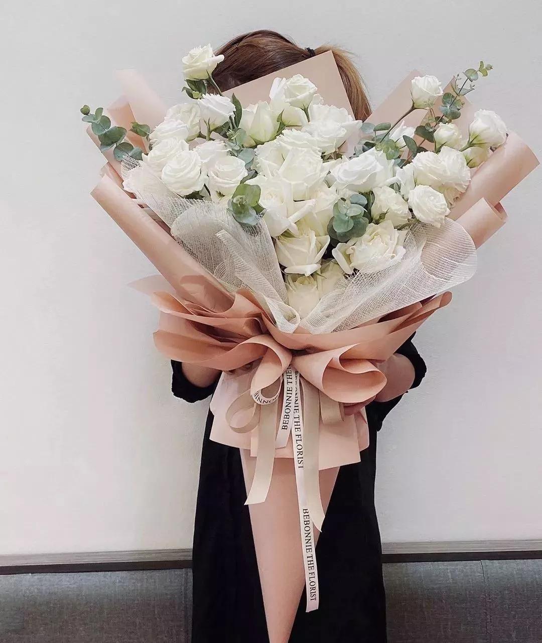 花要不要经常换水,花材正确处理方式及日常养护