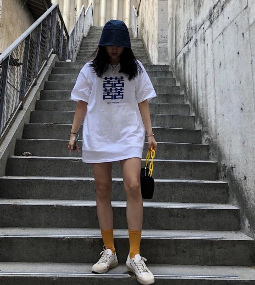 微胖女生大t恤怎么穿不显胖,肥版t恤怎么穿显瘦