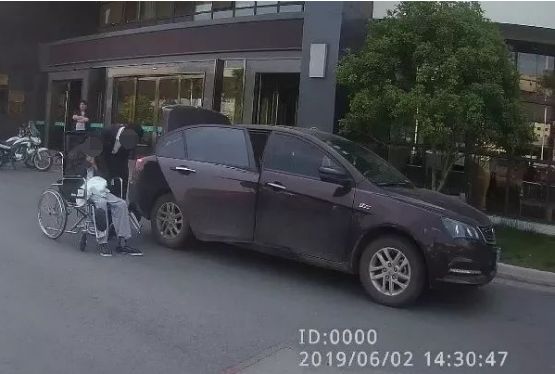 外卖小哥接订单帮买刀,水果刀送货上门