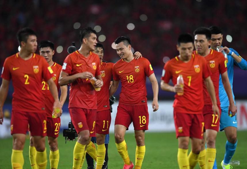 足球赛场上队员的跑位拉扯重要性,足球整体进攻快速反击战术