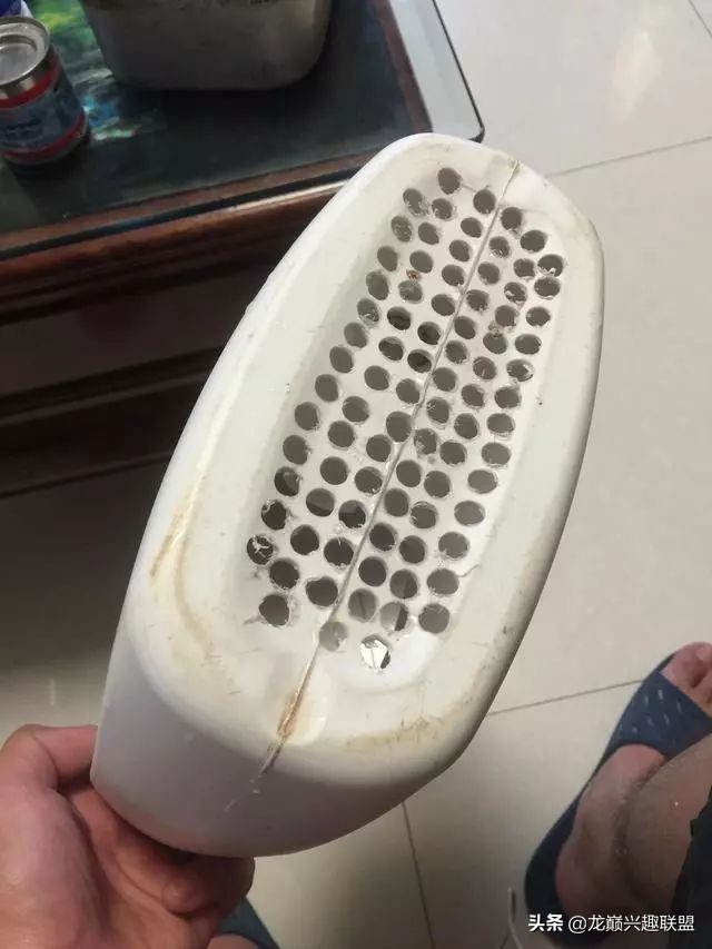 垃圾桶旁边的四方鱼缸，捡回去养了一缸金鱼，别说还挺不错