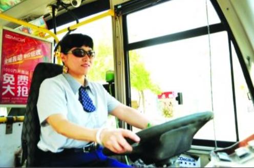 近视开车阳光刺眼怎么办,开车阳光刺眼看不见路的视频