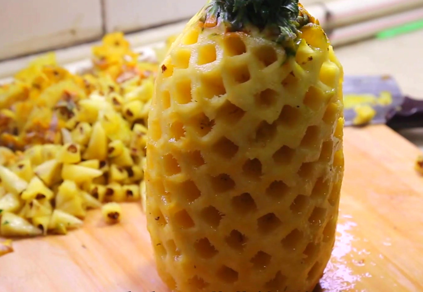 削菠萝皮最快的方法,自己在家怎么削菠萝皮窍门