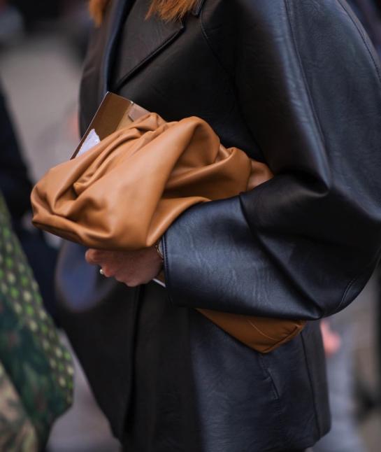 今年的ITBAG，BOTTEGAVENETA的THEPOUCH手拿包必须拥有姓名！