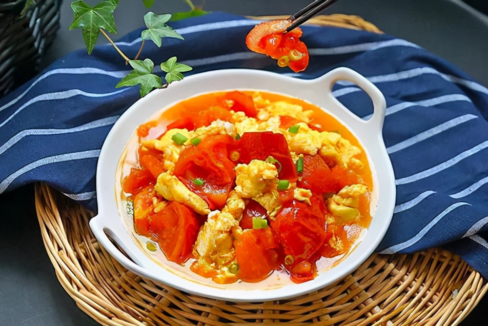 西红柿炒鸡蛋不要去皮,西红柿炒鸡蛋怎样炒不酸