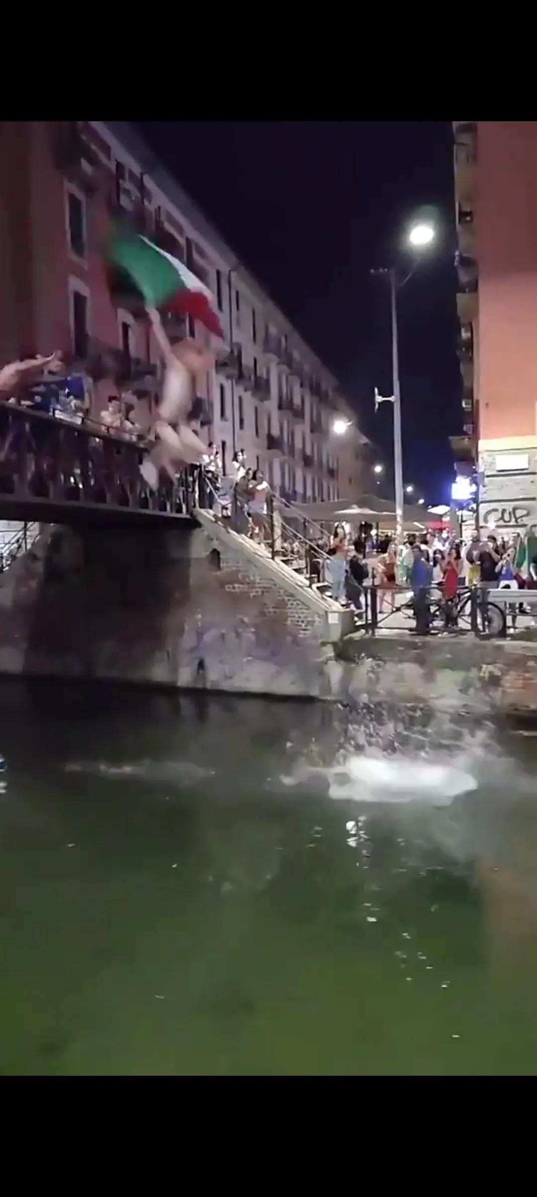 疯狂的足球最新视频,疯狂的足球上帝之手