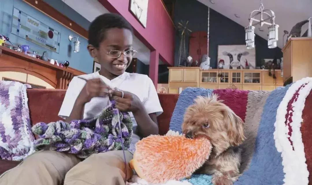 他是非洲弃婴，5岁用钩针，逆袭成美国“全民偶像”，狂吸19万粉