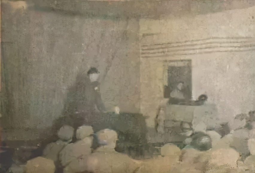 新中国首位被害的高级干部，曾任主席秘书，儿子儿媳是将军