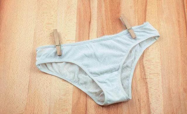 裤上黄黄的还有异味是怎么回事,女裤老是发黄是什么原因