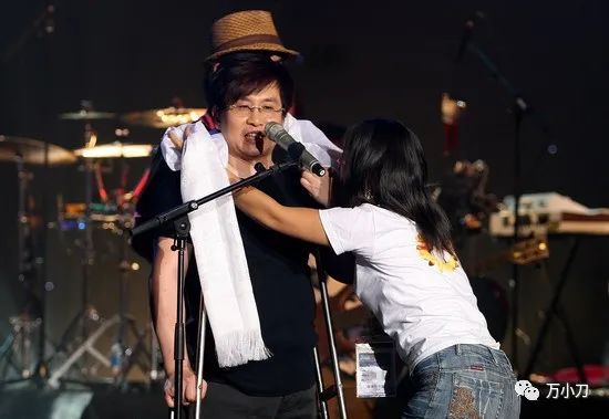 瘸腿歌王银发的辛酸成名史,瘸哥的故事