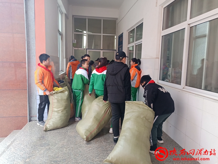 东关小学爱心捐赠活动,学校爱心捐赠公益活动简讯