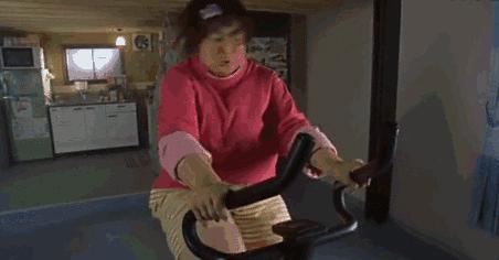 学生体育课深蹲视频,体育课深蹲的女生视频