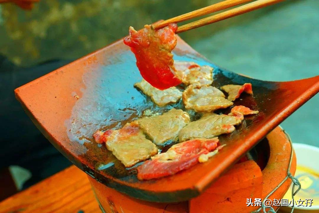 好吃到飞起的瓦片烤肉,终于吃到网红瓦片烤肉了