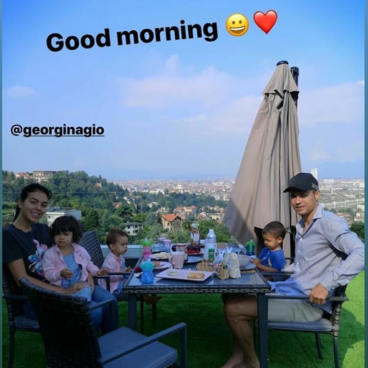 c罗晒全家照片和爱的人开始度假,c罗出席活动穿搭