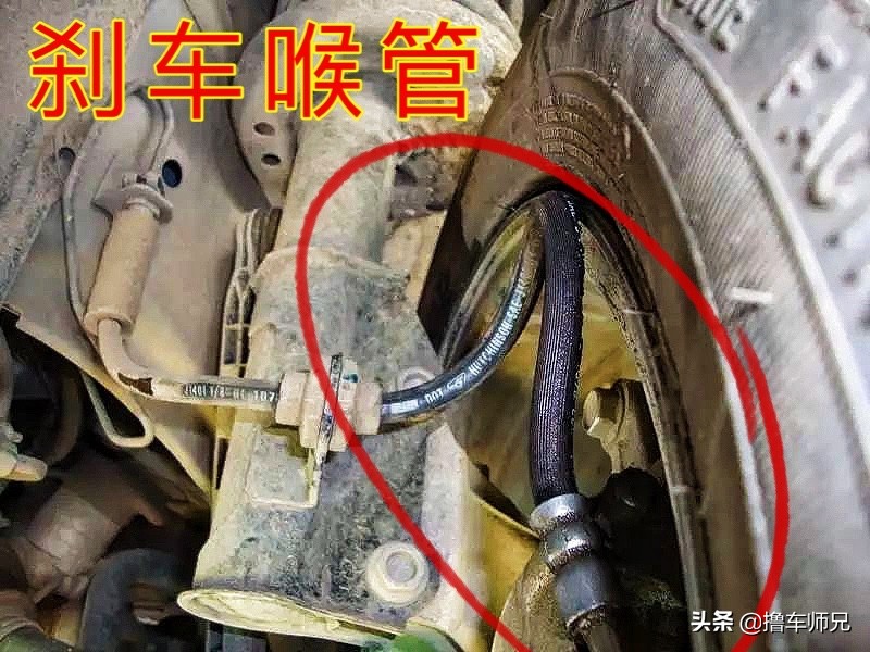 开车刹车突然咯噔一下,启动汽车时刹车踏板下沉怎么回事