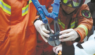 银戒指变形卡在手上,彩金戒指剪断修复