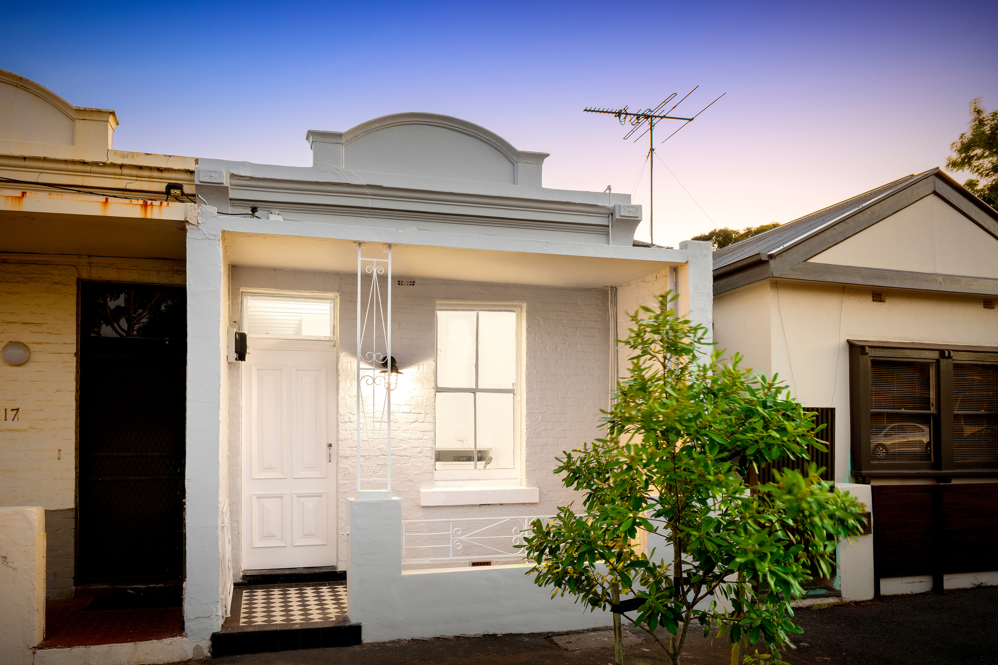 直线式灯光流转的英伦式小屋